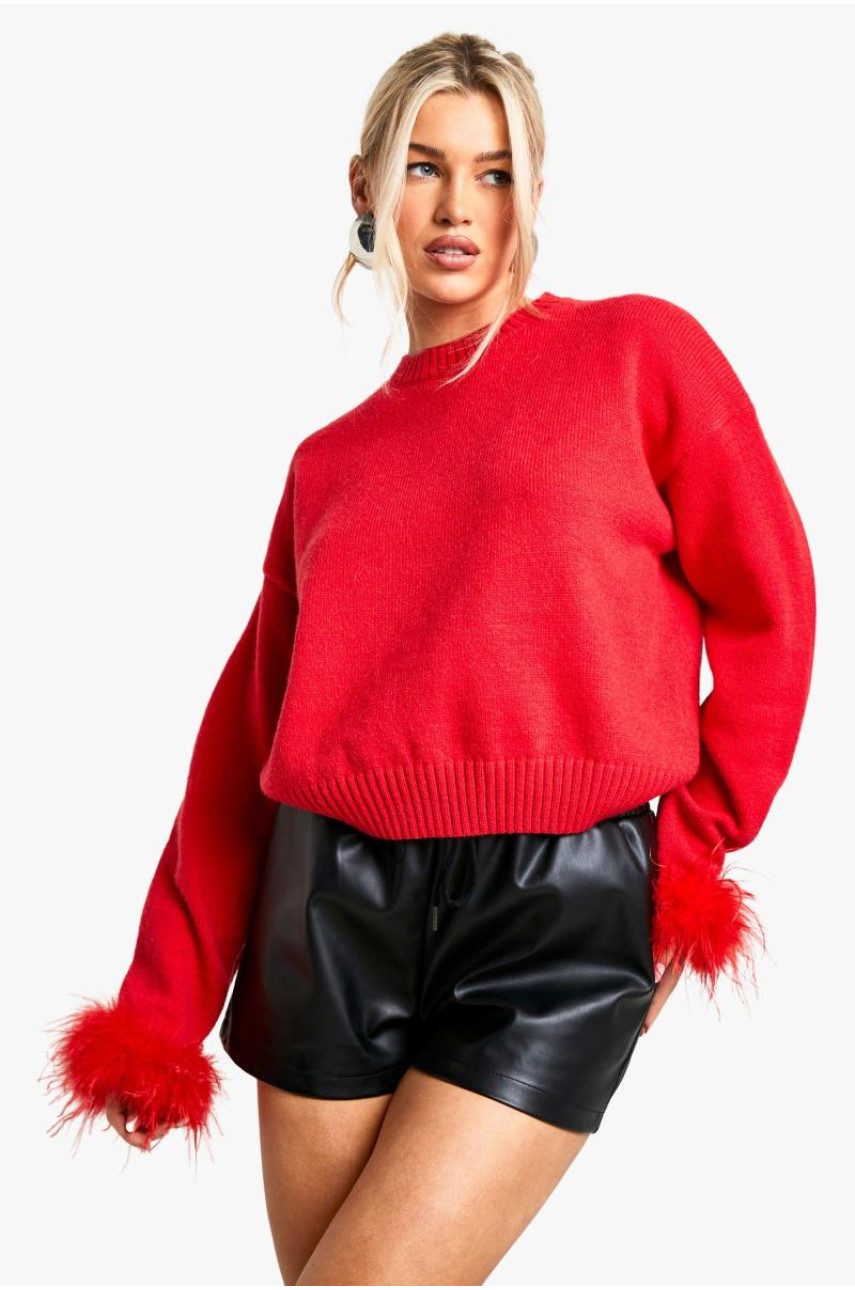 В'язаний укорочений джемпер з манжетами з пір'ям