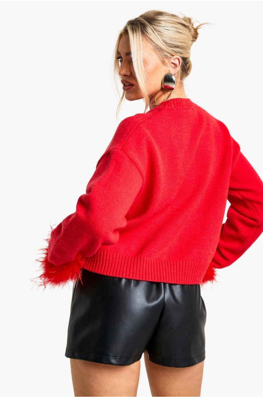 В'язаний укорочений джемпер з манжетами з пір'ям