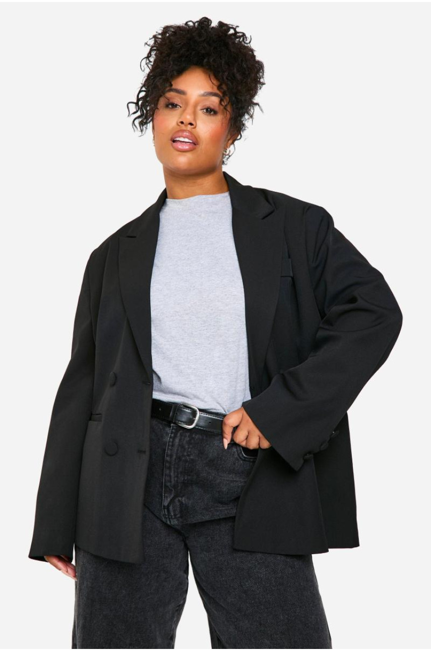 Плюс необхідний великий двобортний піджак