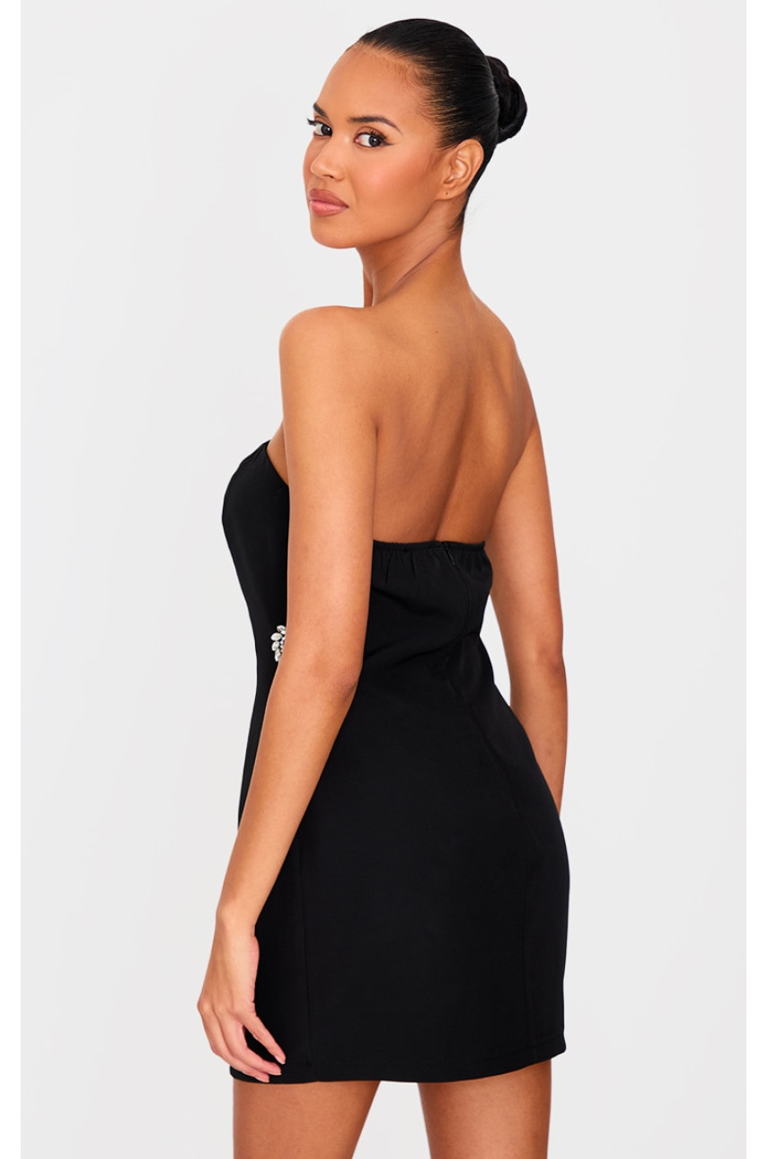Чорна міні-сукня з плетеними діамантами з боків