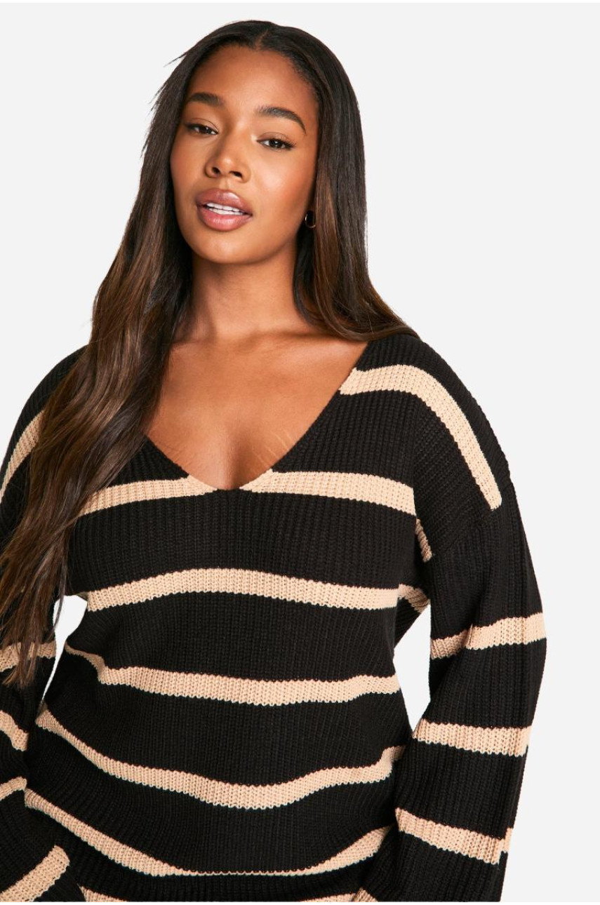 Плюс великий джемпер у смужку з V-подібним вирізом
