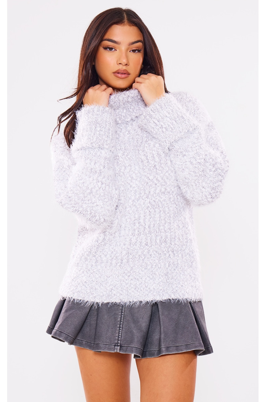 Білий пухнастий трикотажний джемпер