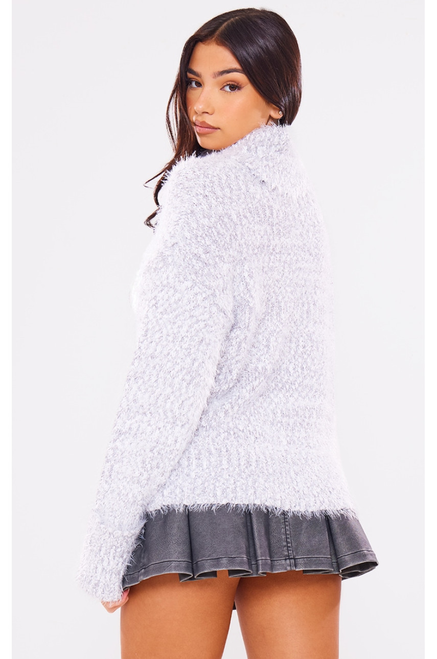 Білий пухнастий трикотажний джемпер