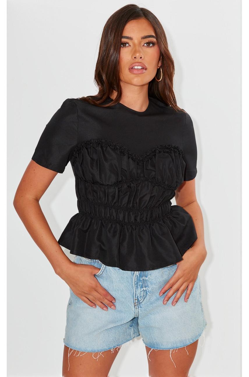 Довгий топ у стилі чорної плетеної футболки з рюшами