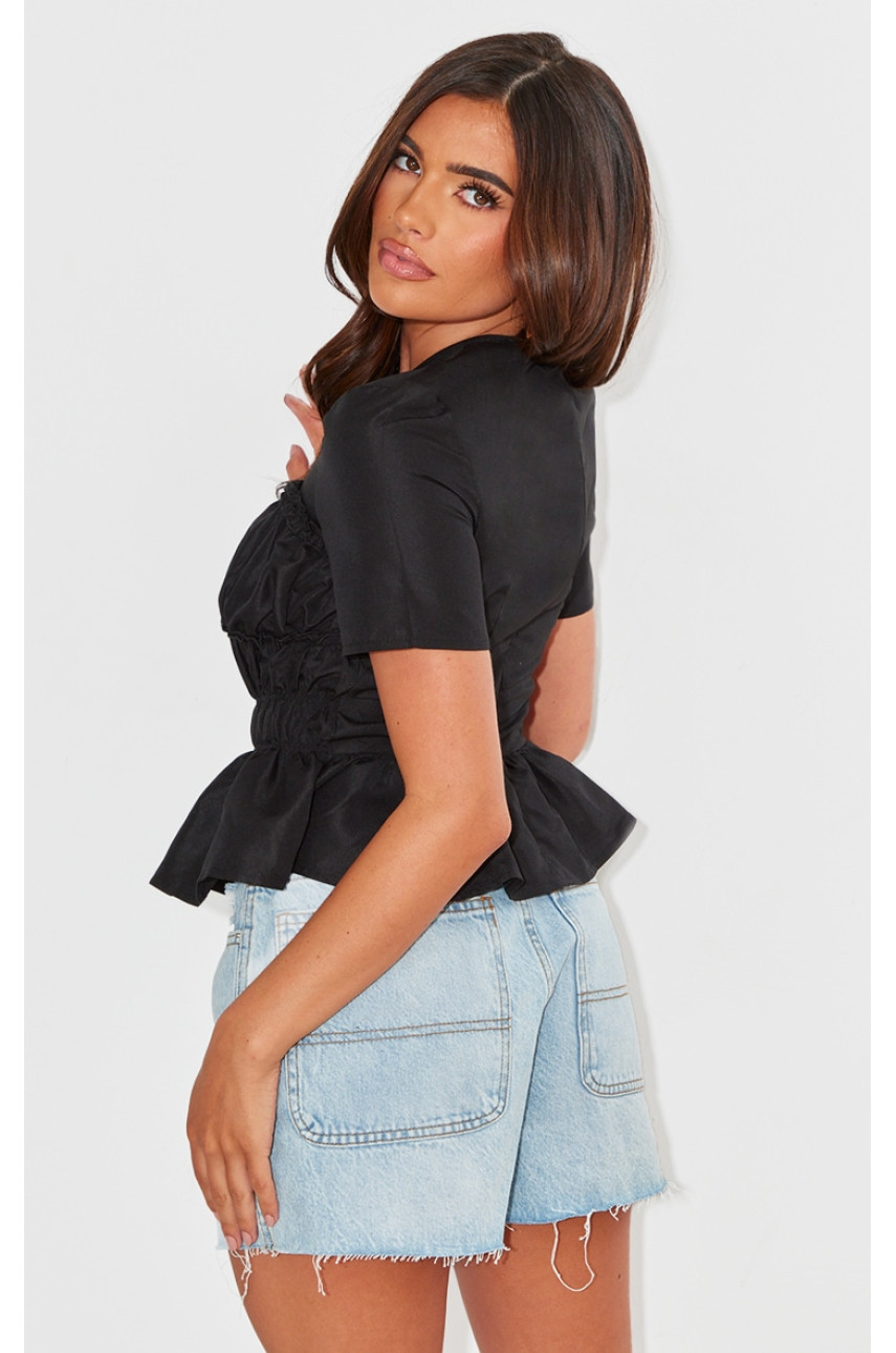 Довгий топ у стилі чорної плетеної футболки з рюшами