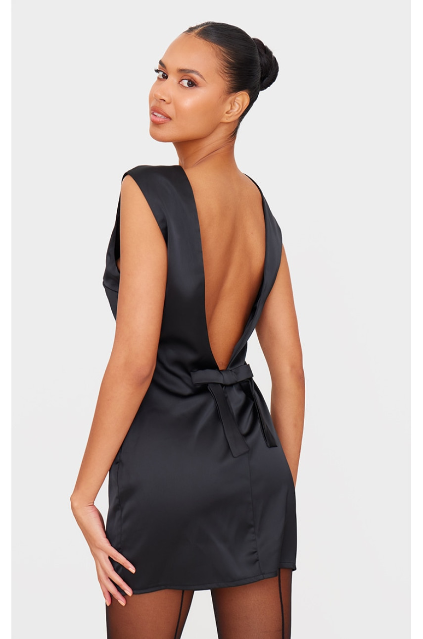 Чорна атласна міні-сукня з глибоким бантом і бантом