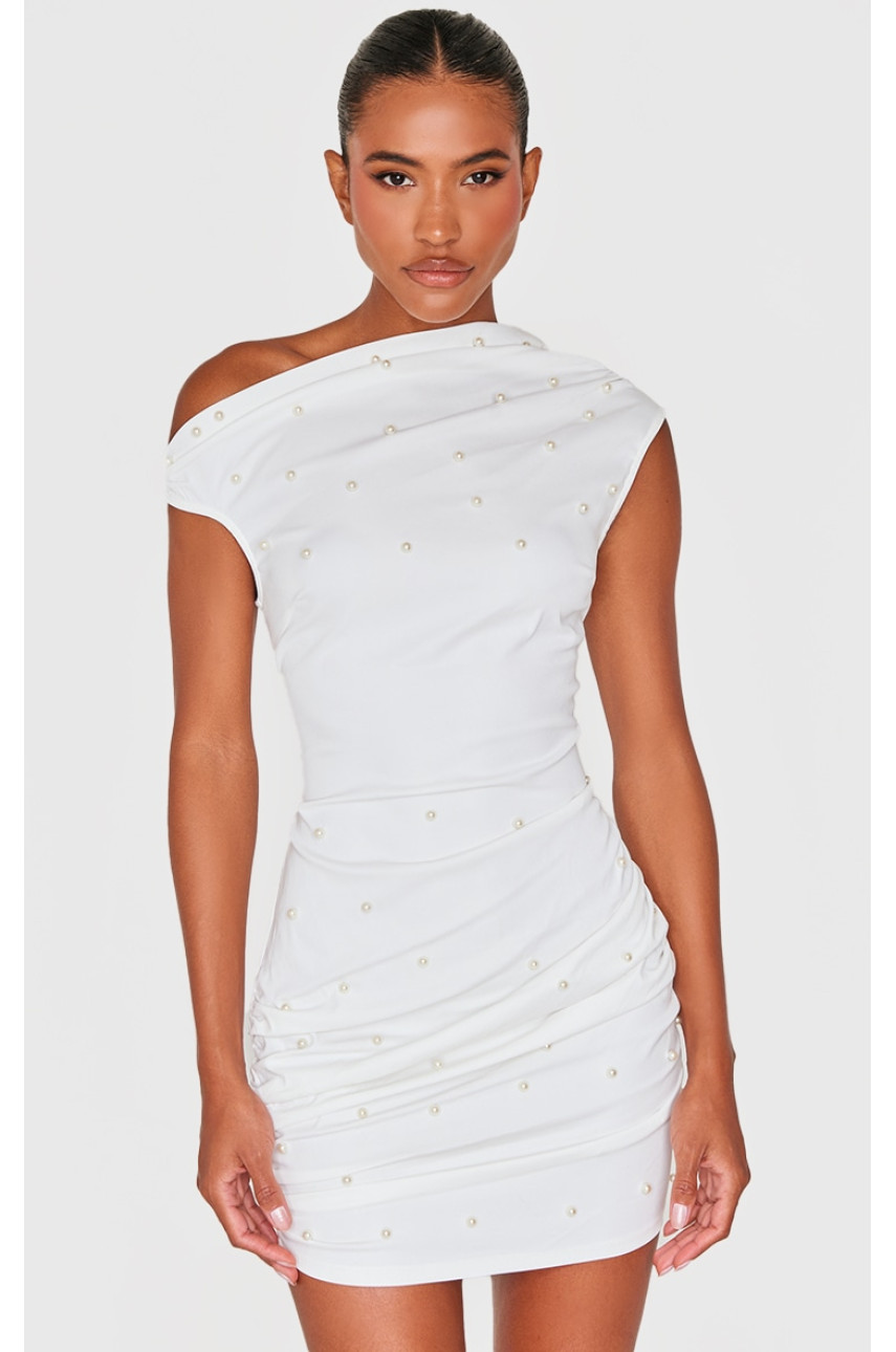 Біла міні-сукня з плетеними перлами