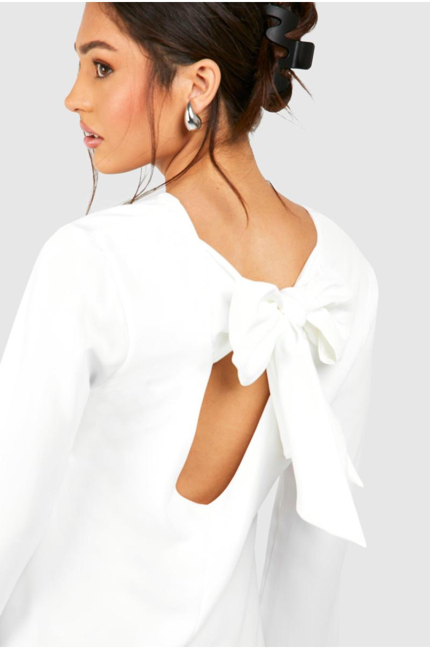 Міні-сукня з мініатюрним бантом і відкритою спиною