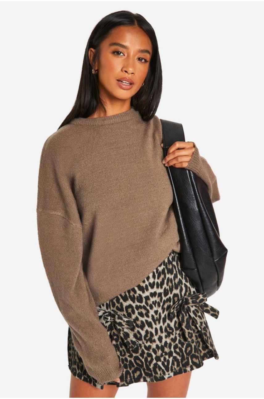 Маленький м’який трикотажний джемпер з круглим вирізом