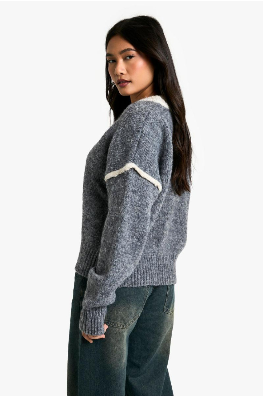 М'який в'язаний джемпер з V-подібним вирізом і контрастними деталями