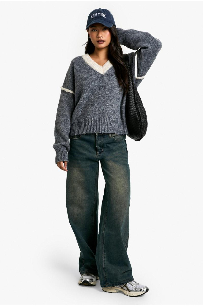 М'який в'язаний джемпер з V-подібним вирізом і контрастними деталями