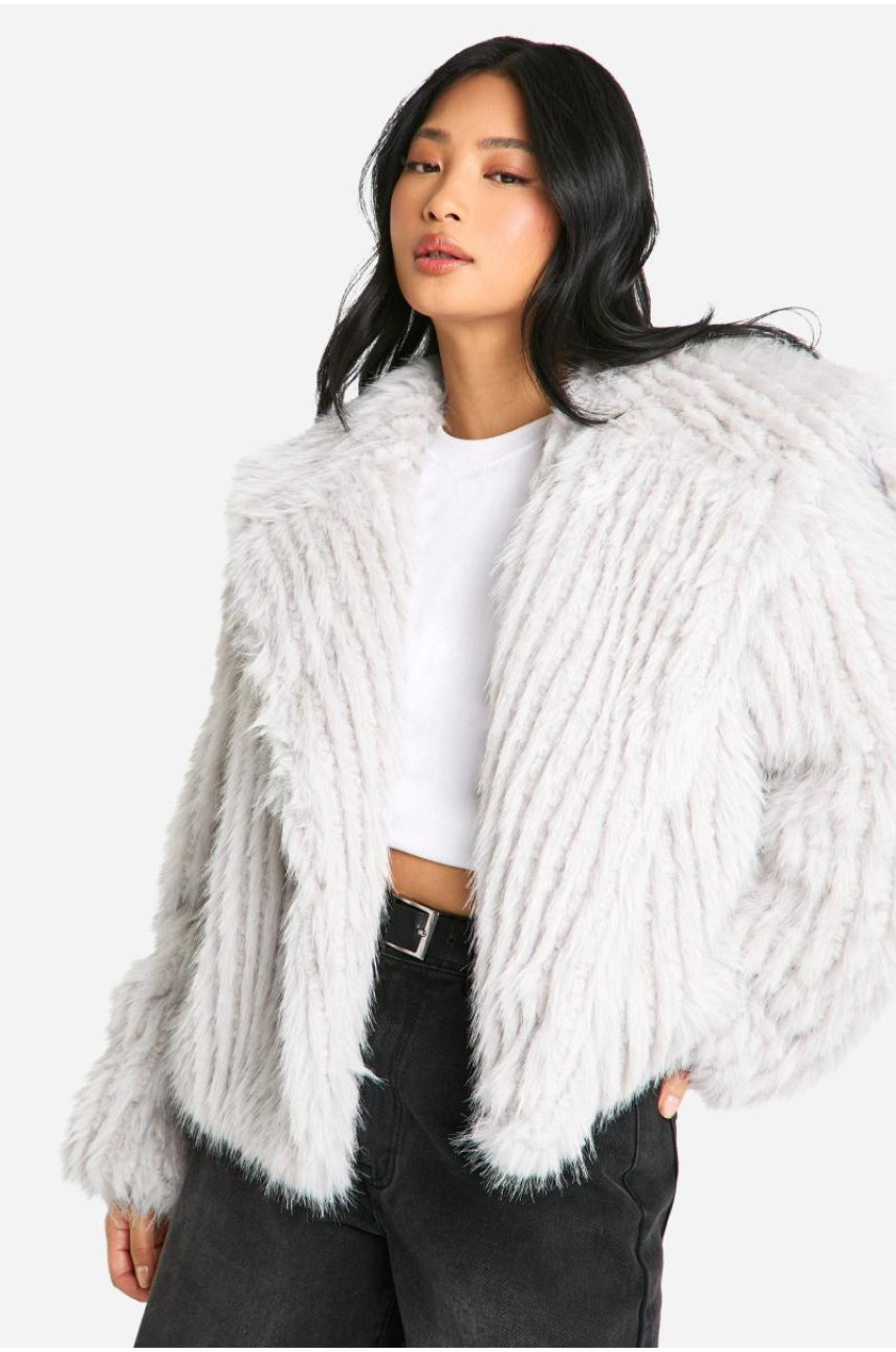 Маленька куртка зі штучним хутром із коміром великого розміру