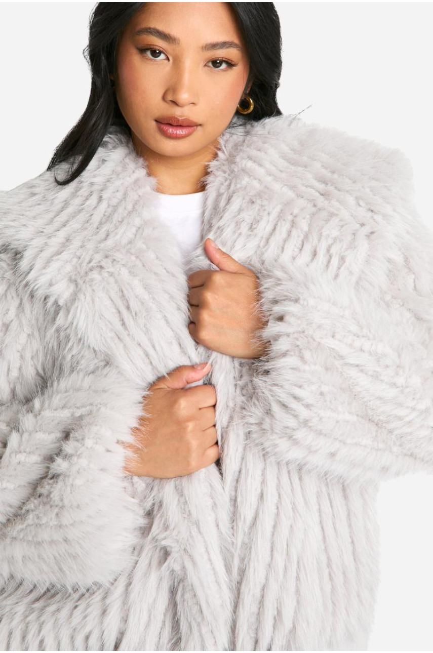 Маленька куртка зі штучним хутром із коміром великого розміру