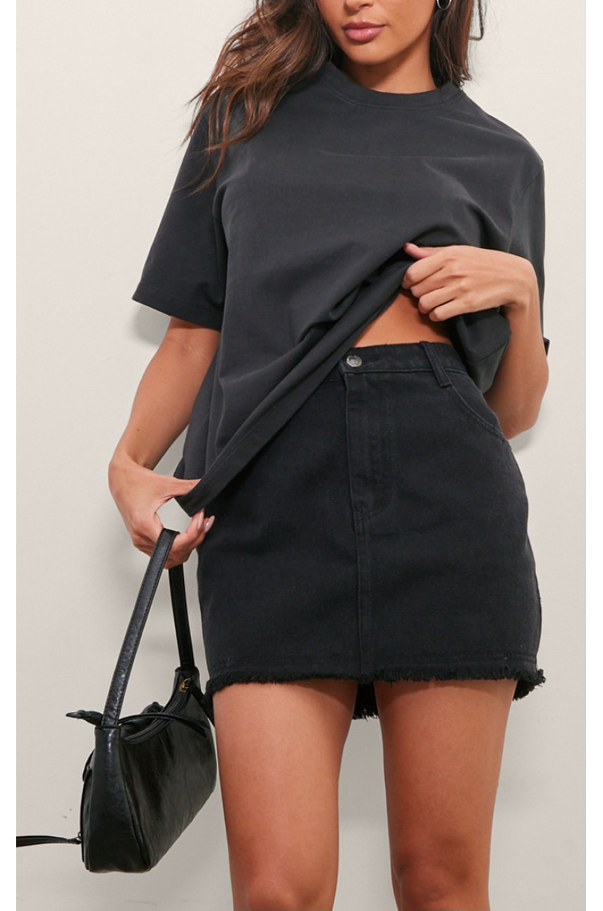 Випрана чорна джинсова міні-спідниця з необробленого подолу