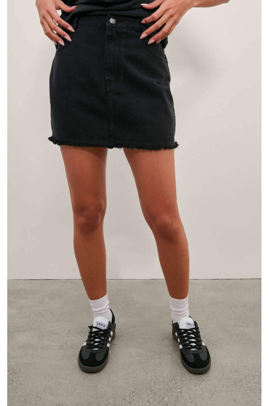 Випрана чорна джинсова міні-спідниця з необробленого подолу