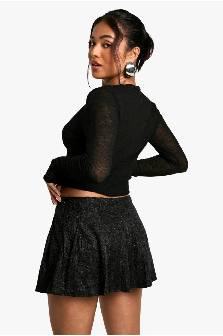 Маленька міні-спідниця з блискучими складками