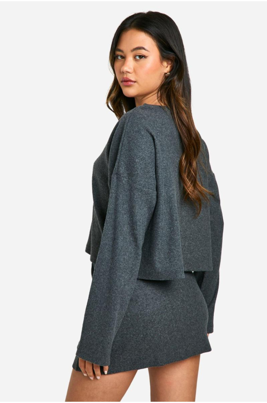 Одягнутий топ і міні-спідниця в рубашку з V-подібним вирізом