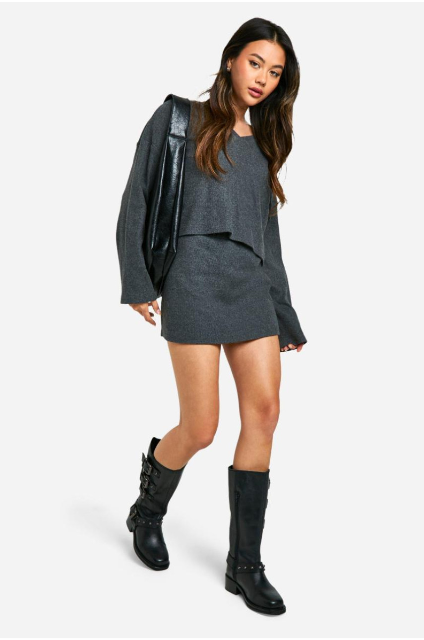 Одягнутий топ і міні-спідниця в рубашку з V-подібним вирізом