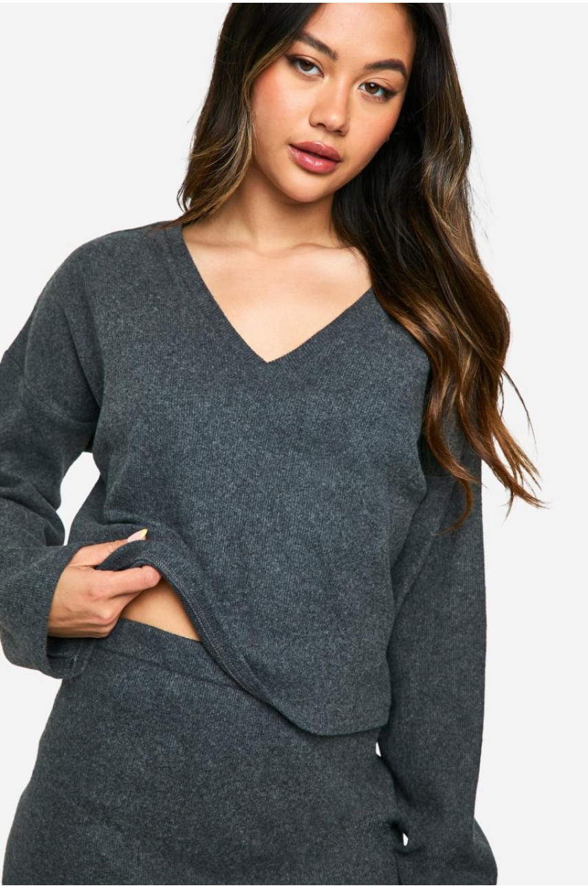 Одягнутий топ і міні-спідниця в рубашку з V-подібним вирізом