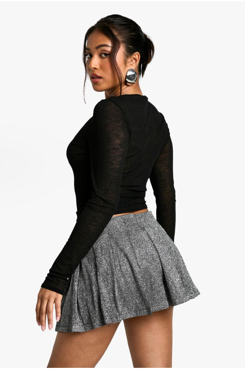 Маленька міні-спідниця з блискучими складками