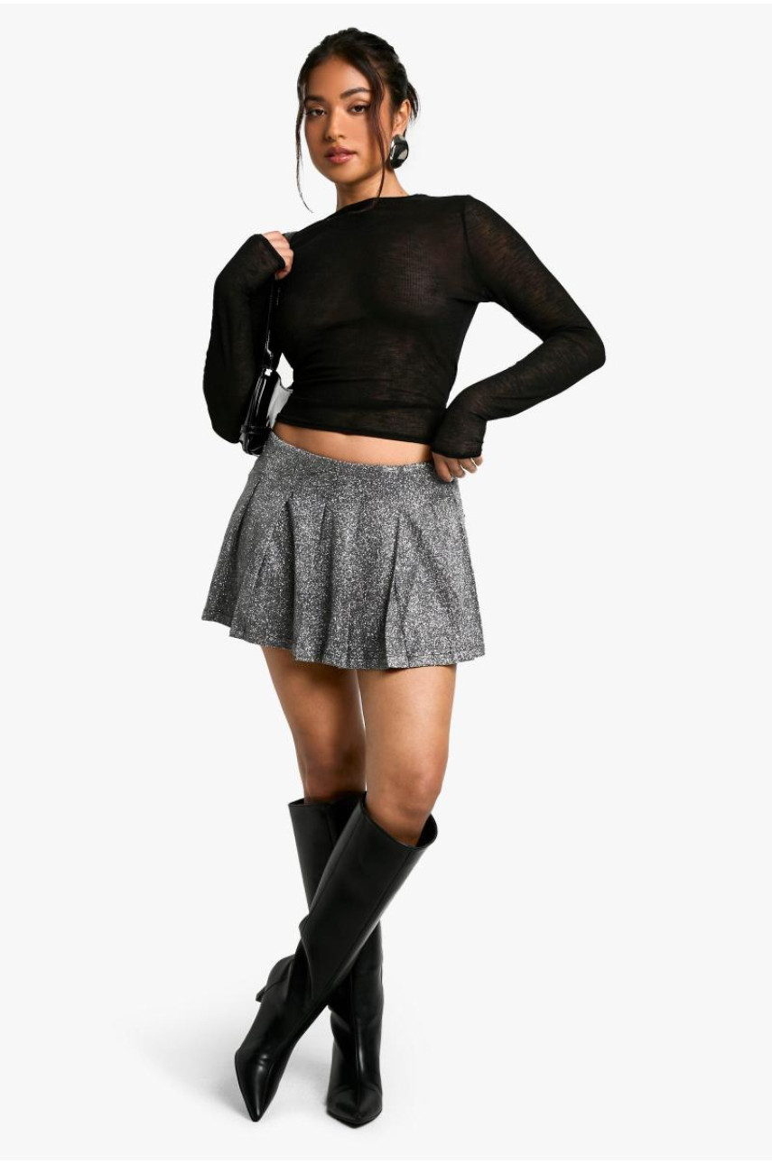 Маленька міні-спідниця з блискучими складками