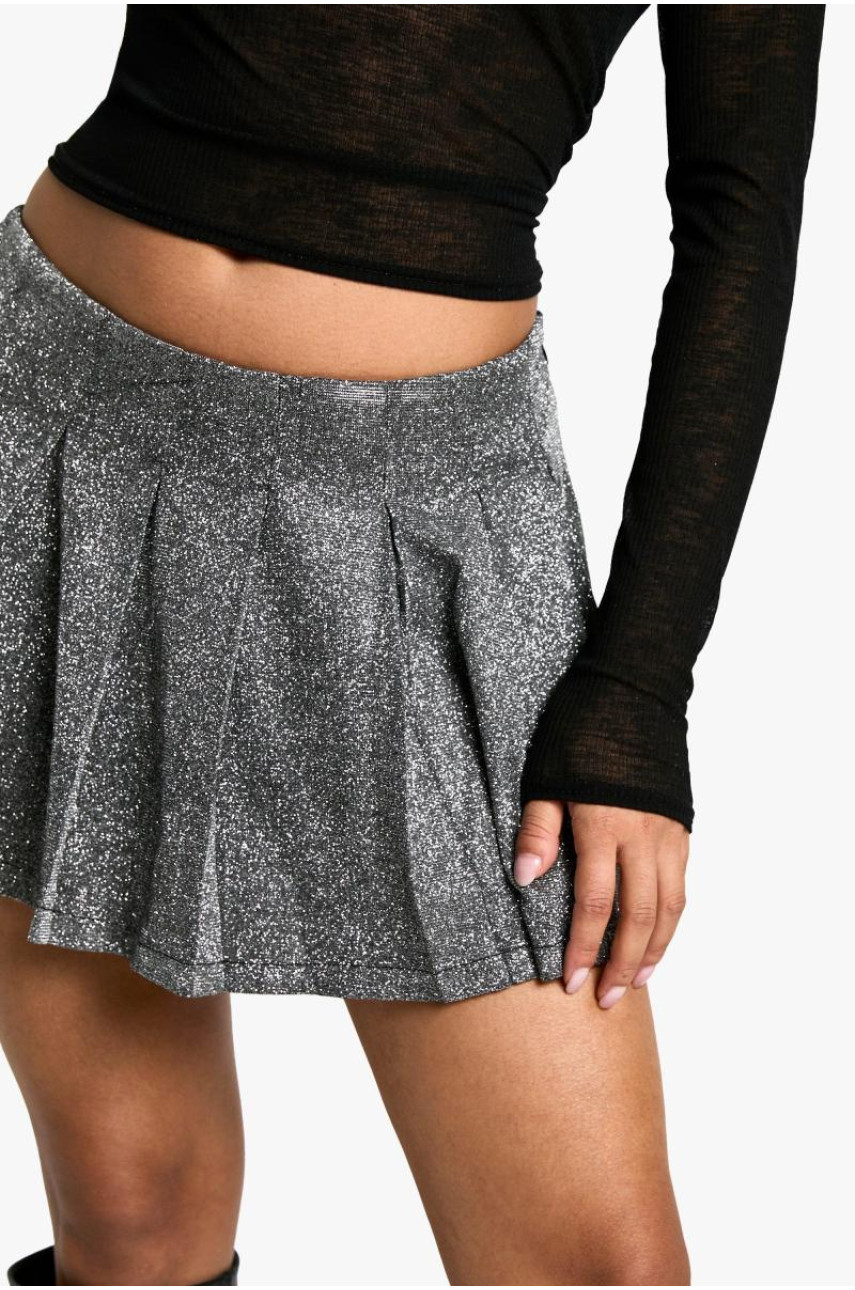 Маленька міні-спідниця з блискучими складками